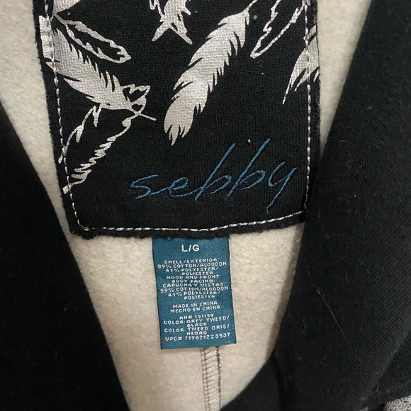 Wrap around winter coat. - Picture 6 of 8